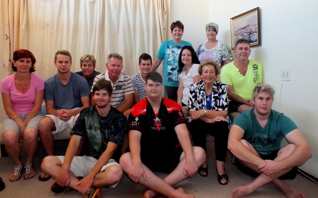 ‘n Deel van die kinders en kleinkinders wat Hermine Groenewald se 80ste verjaardag saam met haar gevier het, met voor vlnr Johannes, Lorenzo, Hermine Groenewald en Johan. Middel vlnr is Amelia, Jaco, Corinne, Louis, Andrew, Janine en Willie. Agter vlnr is Jolette en Elaine.